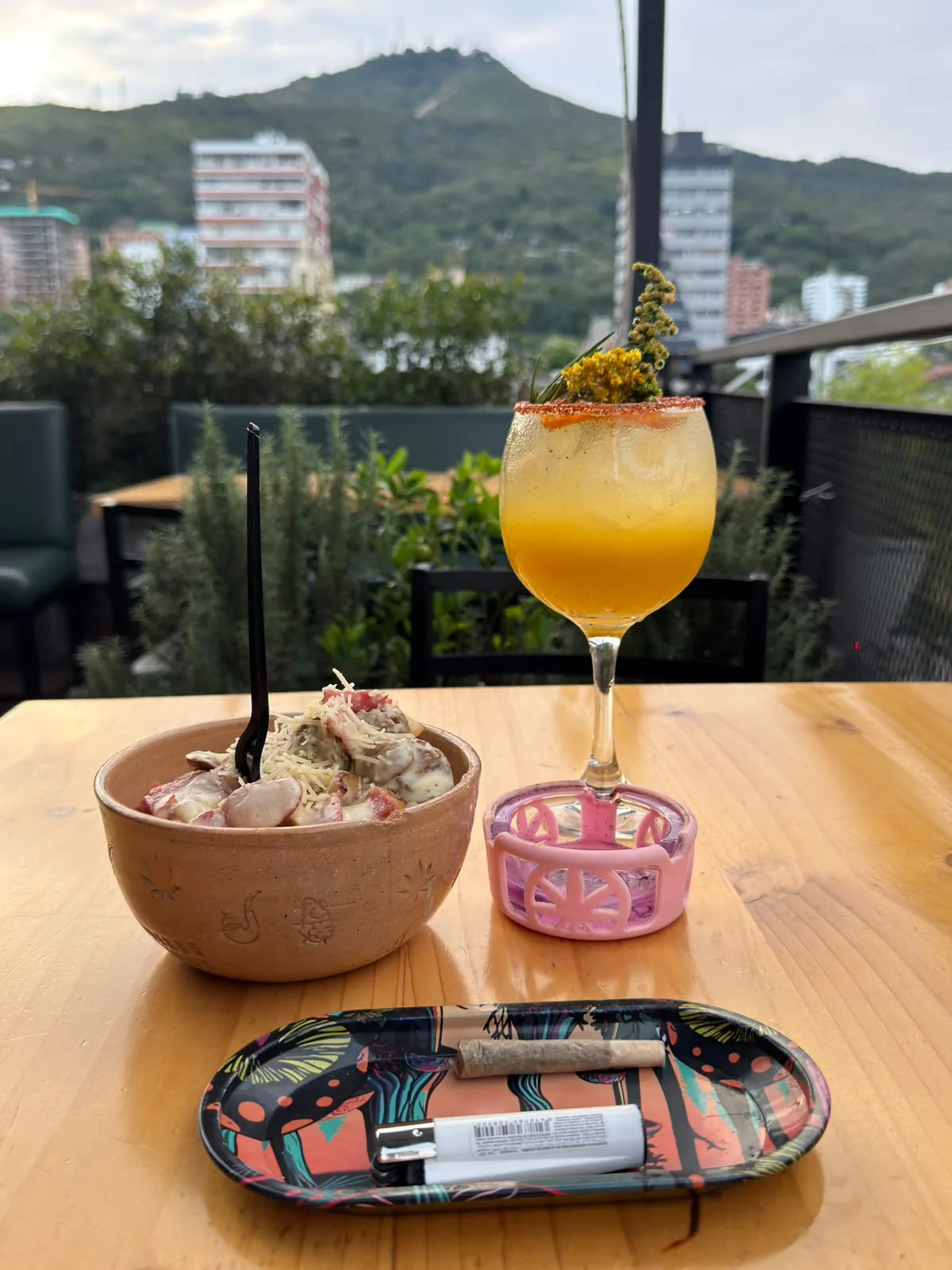 Cóctel y comida sobre una mesa de la terraza