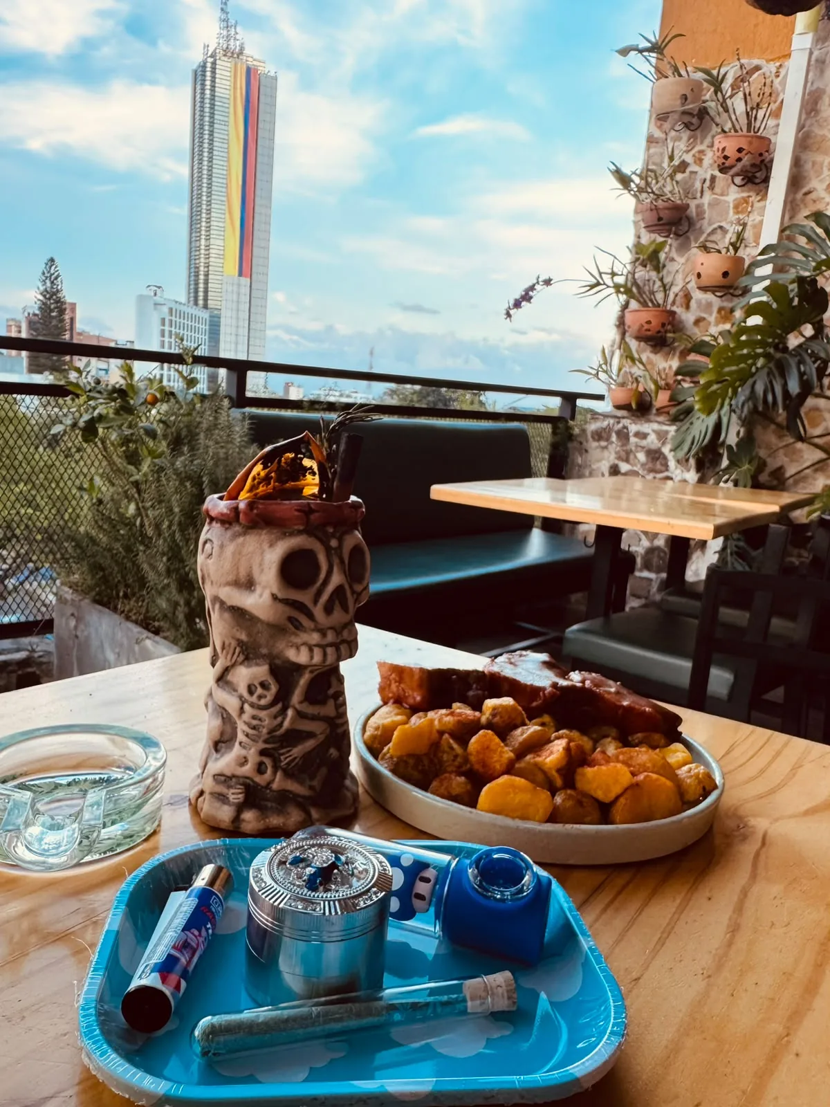 Comida servida en la terraza con vista de Cali