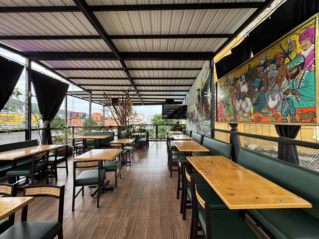 Mesas y sofás de la terraza de Arabba bajo cubierta