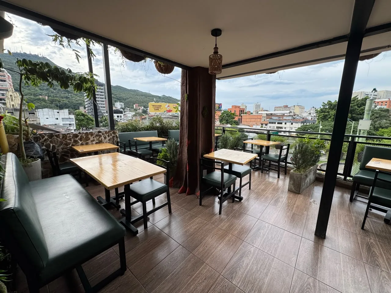 Mesas de la terraza y vista de la ciudad