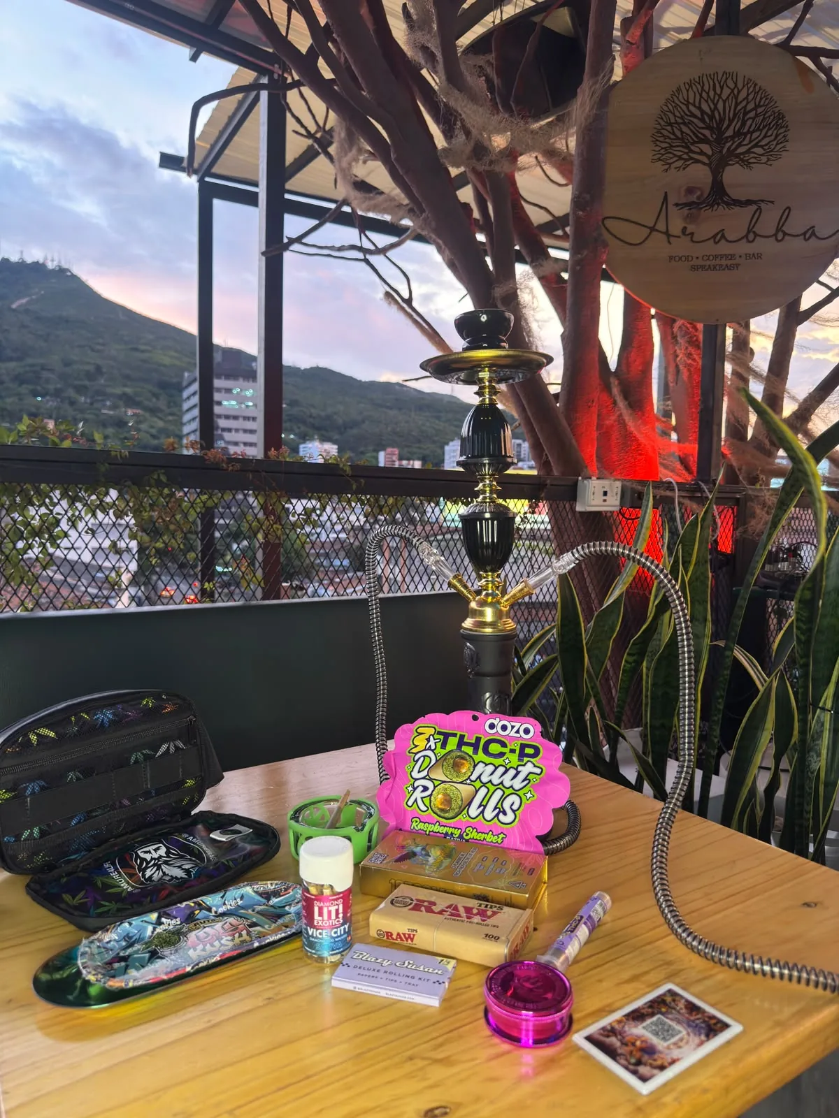 Shisha sobre una mesa de la terraza de Arabba