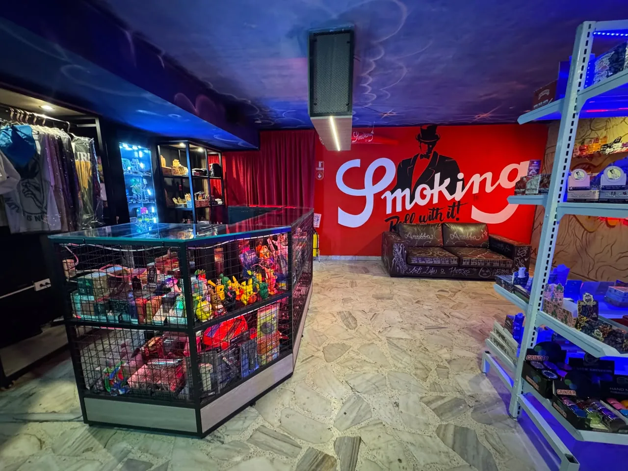 Mostrador de productos y mural rojo de la tienda Arabba