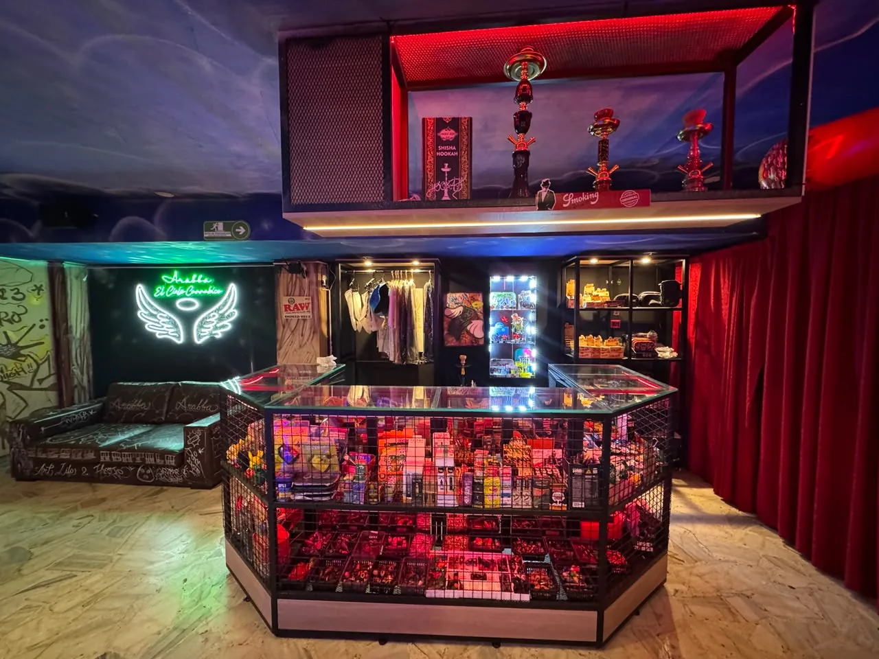 Vitrina iluminada de la tienda Arabba