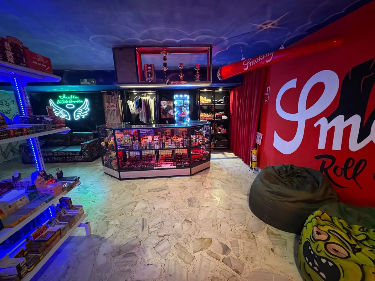 Interior de la tienda Arabba con mostrador y luz de neón