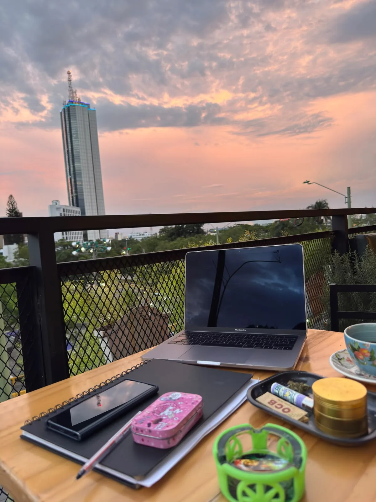 Mesa de trabajo en la terraza durante el atardecer
